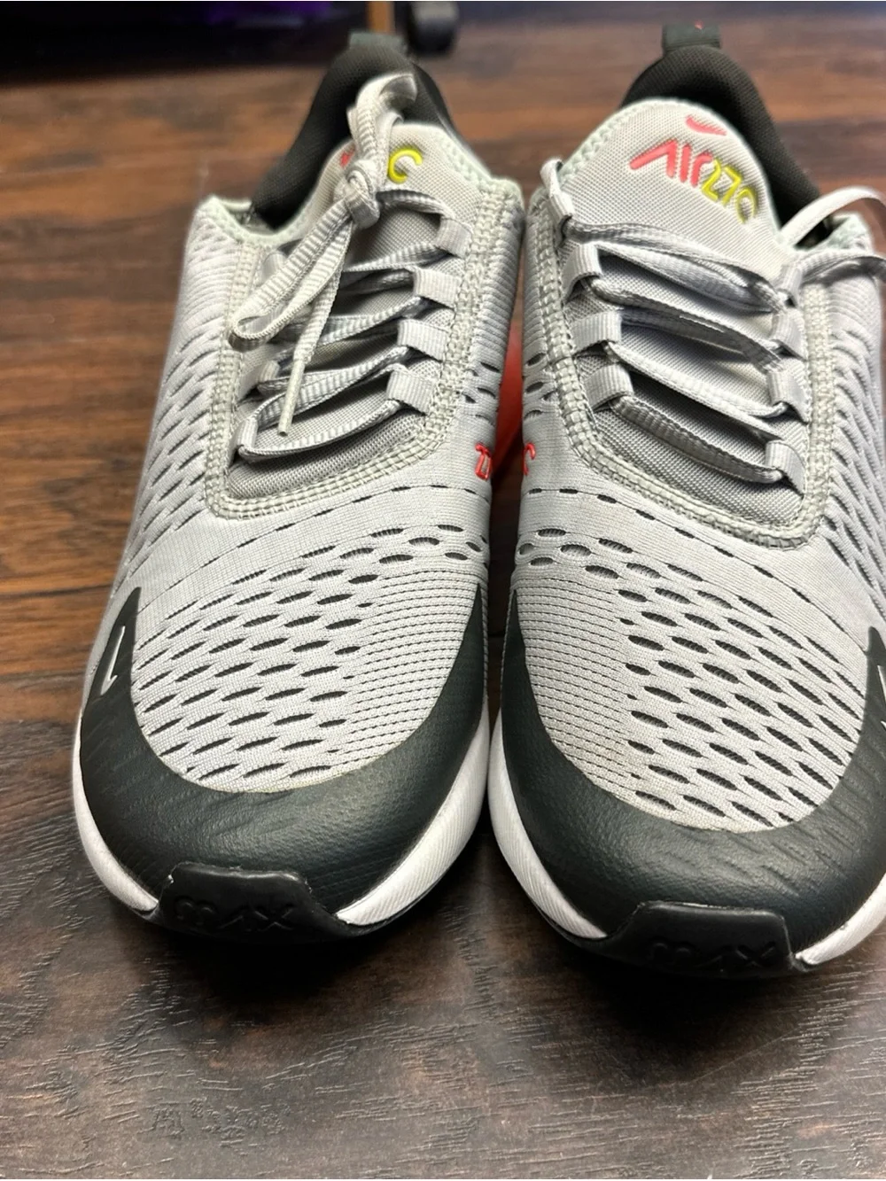 Nike Air Max 270 Wolf Grey Bright Crimson White Size 7y<<<<<412>>>>>>